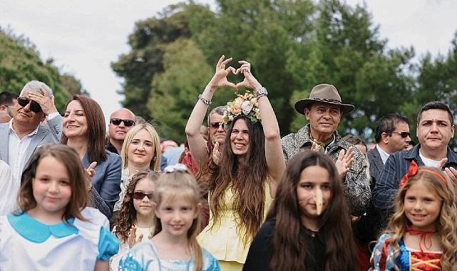 15. Uluslararası Alaçatı Ot Festivali'nin görkemli korteji ve 23 Nisan gururu bir arada