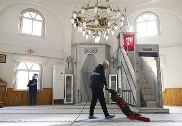 Aydın Büyükşehir Belediyesi Camilerde Temizlik Çalışmalarını Sürdürüyor