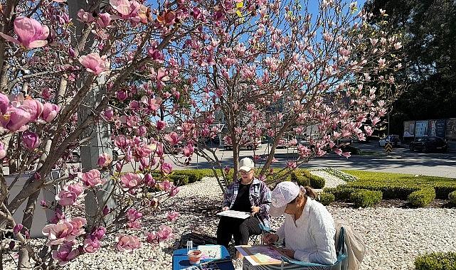 Turistler Kemer'de manolyaları resmediyor