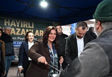 Başkan Çerçioğlu Atatürk Kent Meydanı'nda Kurulan İftar Sofrasında Vatandaşlarla Bir Araya Geldi