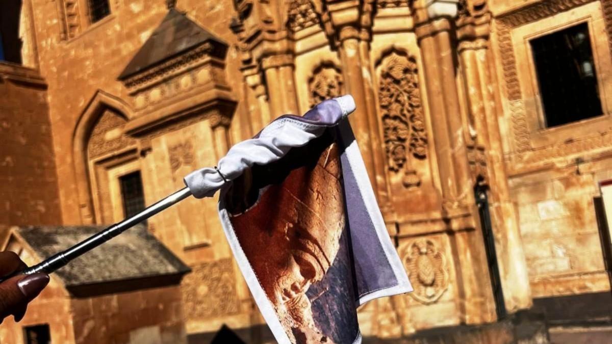 Tur Rehberi Gizem Tekyurt’tan Nemrut Dağı’nda dikkat çeken tanıtım çalışması