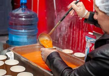 Karşıyaka Belediyesi'nden 30 bin kişiye sıcak çorba ikramı