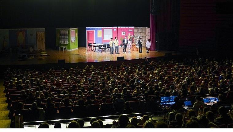 Gençlerden rock konseri ve tiyatro