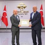 Vali Varol’dan görevi sona eren Ramazan Karakuş’a başarı belgesi