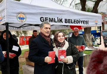 Gemlik Belediyesi'nden Türk Bayrağı Dağıtımı