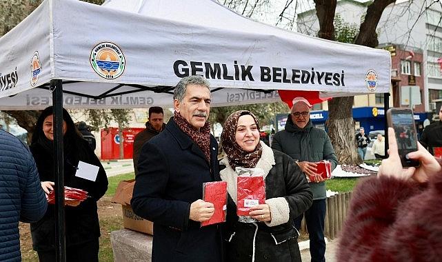 Gemlik Belediyesi'nden Türk Bayrağı Dağıtımı