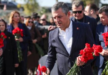 Özgür Özel Hatay’da Deprem Şehitliği’ni ziyaret etti