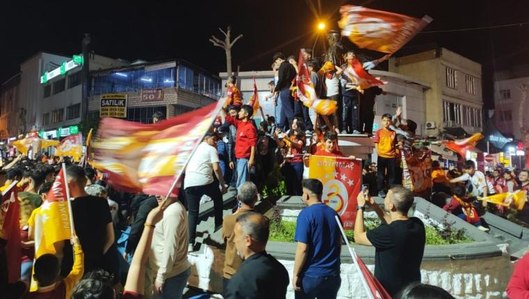 Adıyaman Heykel Meydanı’nda sarı-kırmızılı kutlama - Videolu Haber