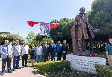 Nazım Hikmet Karşıyaka'da şiirleriyle anıldı