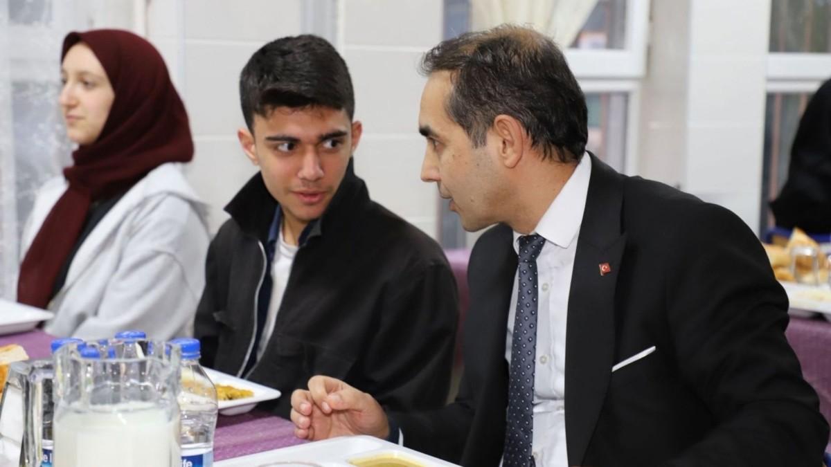 İl Sağlık Müdürü Şirik, ‘Maarifin Kalbinde Ramazan’ Buluşması’nda öğrencilerle bir araya geldi