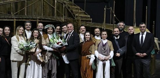 İBB Başkan Vekili Nuri Aslan, Yaşar Kemal'in 'Ağrı Dağı Efsanesi' Oyununu İzledi