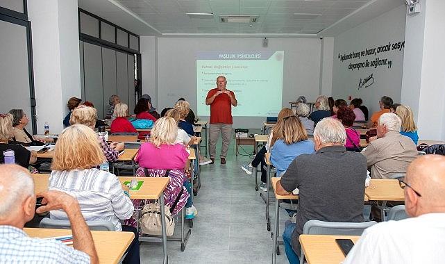 Karşıyaka'nın 3. Yaş Üniversitesi'nde 2. dönem başladı