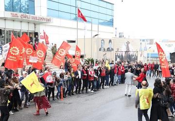 Çiğli'de 1 Mayıs Coşkusu: Başkan Yıldız Emekçilerle Omuz Omuza