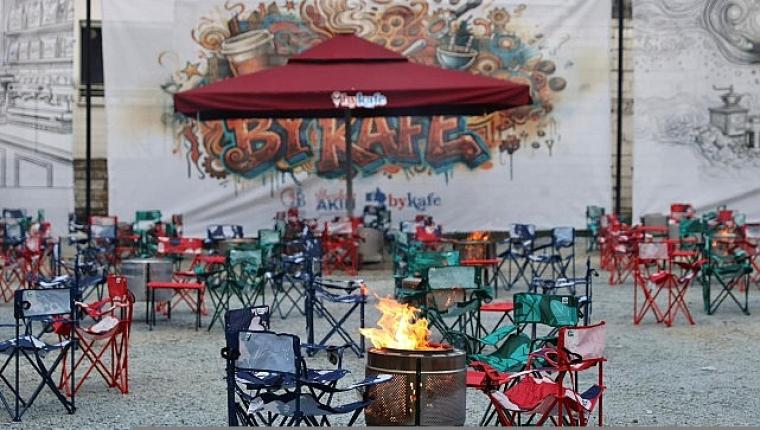 Bayrampaşa'da By Kafe açıldı: İbrahim Akın gençleri ateş başında sohbete davet etti