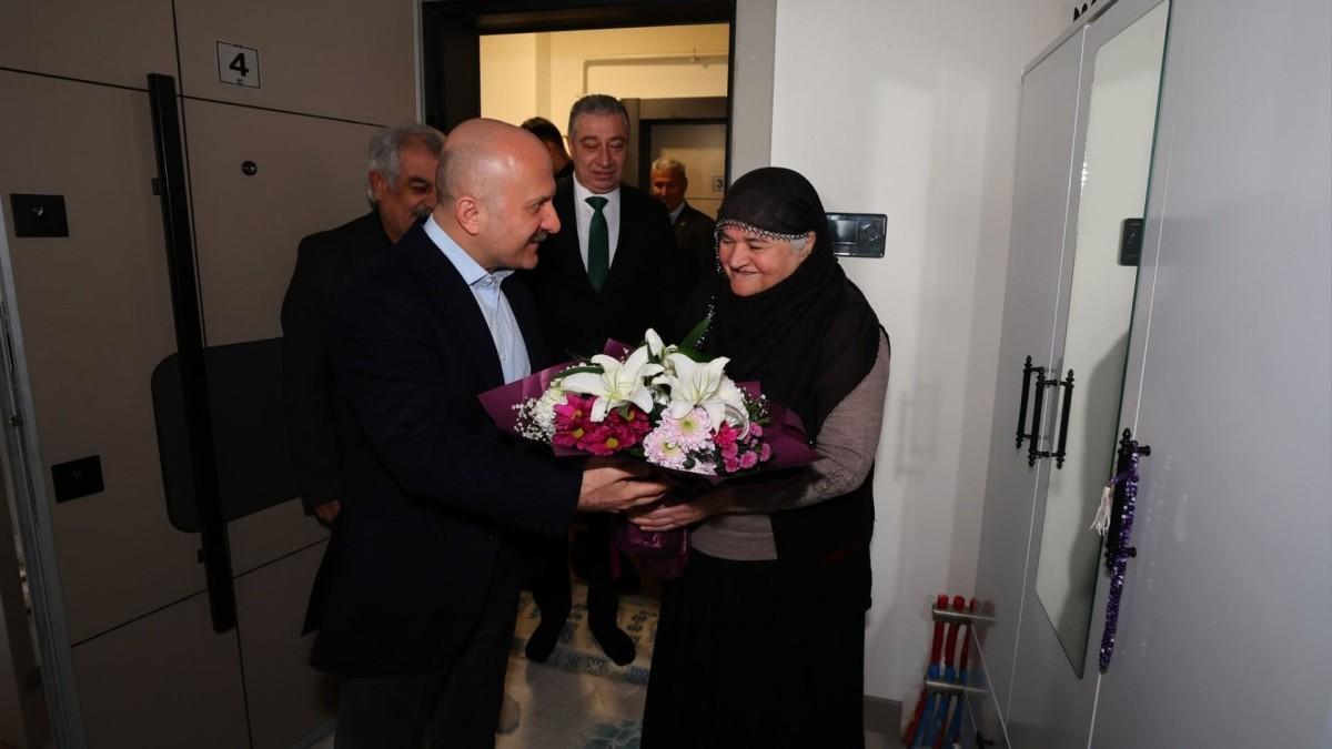 Vali Varol, şehit Yunus Gül’ün annesini evinde ziyaret etti