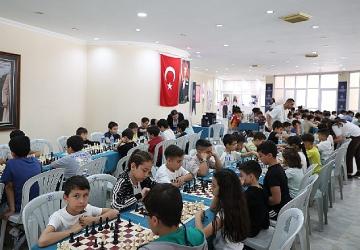 Başkan Çerçioğlu'nun destekleri ile satranç öğrenen öğrenciler hamlelerini yarıştırdı