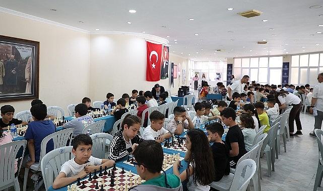 Başkan Çerçioğlu'nun destekleri ile satranç öğrenen öğrenciler hamlelerini yarıştırdı
