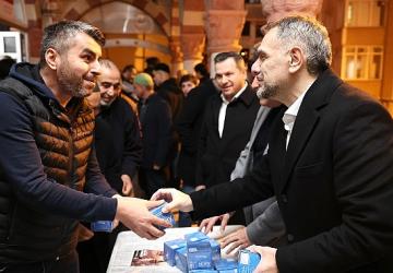 Başkan Vekili Akın'dan kandil simidi ikramı