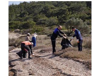 Lastikler, Naylon Atıklar ve Cam Şişeler Çevre Gönüllüleri Tarafından Titizlikle Toplandı.