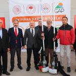 Adıyaman’da çiftçilere badem kavlatma, zeytin silkeleme ve ceviz soyma makinesi dağıtıldı