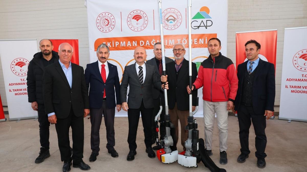 Adıyaman’da çiftçilere badem kavlatma, zeytin silkeleme ve ceviz soyma makinesi dağıtıldı