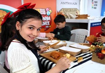 Kruvasan süsleme atölyesinde renkli anlar