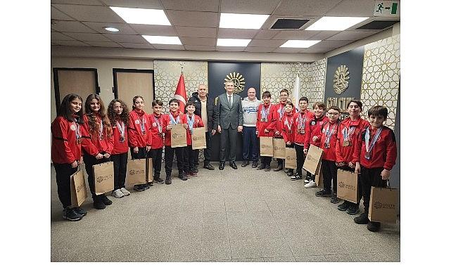 Başkan Sezer Gölcük Belediyesporlu Yüzücüleri Ağırladı