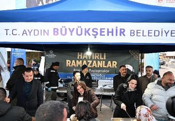 Başkan Çerçioğlu Atatürk Kent Meydanı'nda kurulan iftar sofrasında vatandaşlarla bir araya geldi