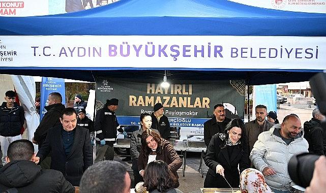 Başkan Çerçioğlu Atatürk Kent Meydanı'nda kurulan iftar sofrasında vatandaşlarla bir araya geldi