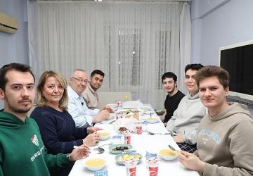 Başkan Ertaş üniversite öğrencilerinin iftar sofrasına konuk oldu