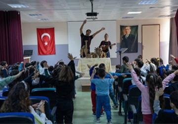 “Kendini Arayan Zürafa" Buca'da miniklerle buluştu