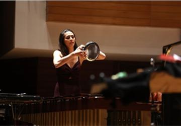 İzmir Devlet Senfoni Orkestrası'na tencere ve tava ile eşlik etti