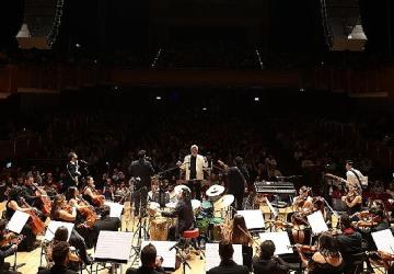 İzmir Oda Orkestrası Latin müzikleriyle dans ettirdi