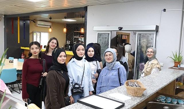 Üniversiteliler, Beyaz Kalpler'de ders işledi