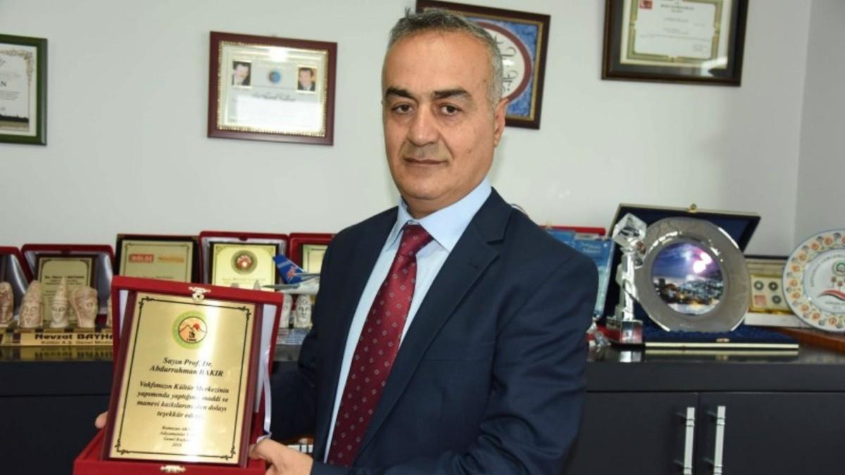 Prof. Dr. Bakır imza etkinliğinde bugün okurlarıyla buluşuyor