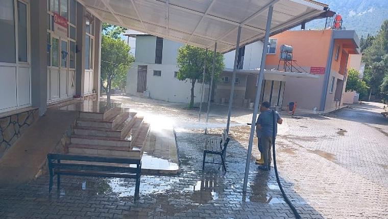 Kemer'de camilerde bayram temizliği