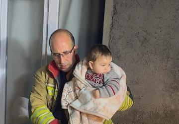 Mahsur Kalan 11 Kişilik Aileyi Büyükşehir İtfaiyesi Kurtardı