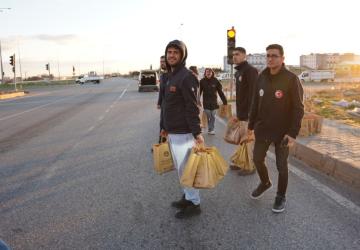 Kahta Belediyesi’nden iftar saatinde yolda kalanlara kumanya dağıtımı
