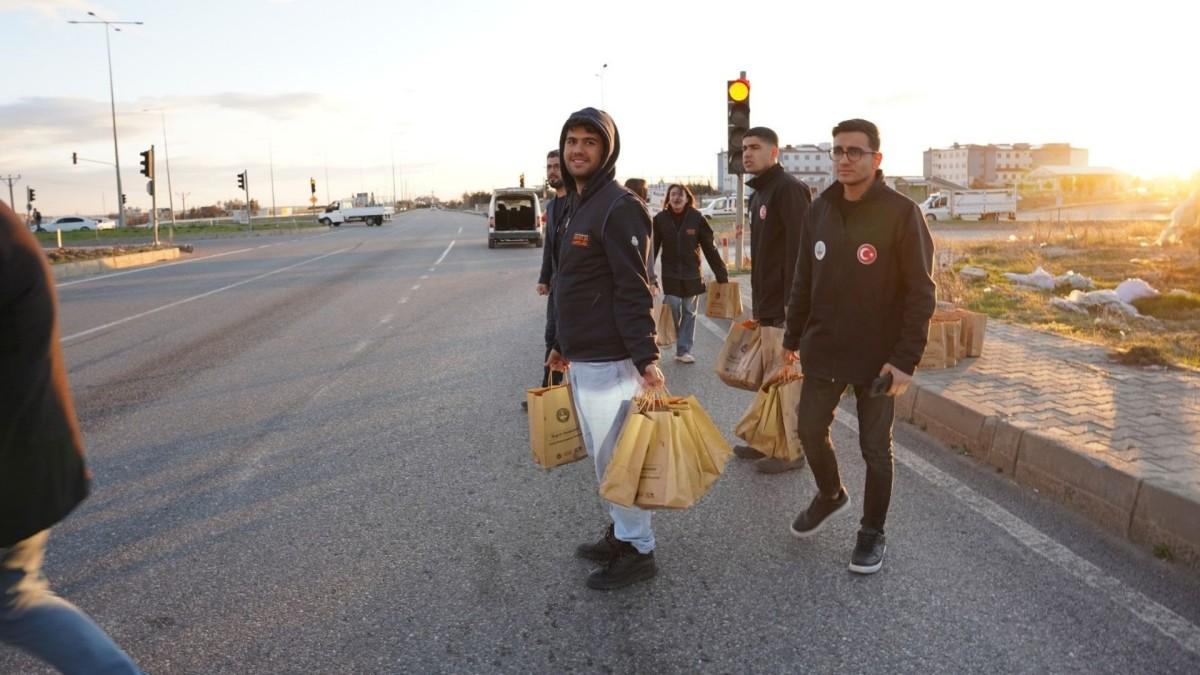 Kahta Belediyesi’nden iftar saatinde yolda kalanlara kumanya dağıtımı