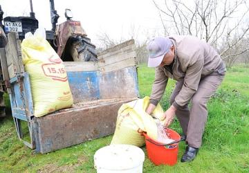 Gübreler toprakla buluşuyor, çiftçinin yüzü gülüyor