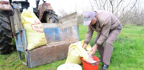 Gübreler toprakla buluşuyor, çiftçinin yüzü gülüyor