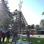 Kemer Belediyesi'nden cam atıklarından yılbaşı ağacı