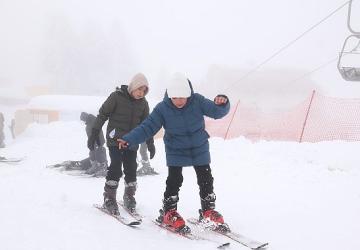 Osmangazi Belediyesi'nden Çocuklara Uludağ'da Kayak Sürprizi