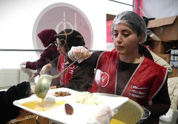 Keçiören Belediyesi'nden Sıcak Yemek ve Ramazan Kumanyası İkramı
