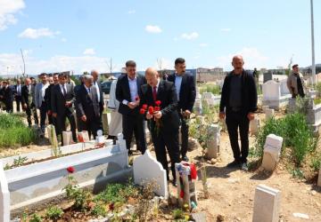 Vali Küçük ve protokolden bayram arifesinde Şehitlik Ve Deprem Kabristanı ziyareti