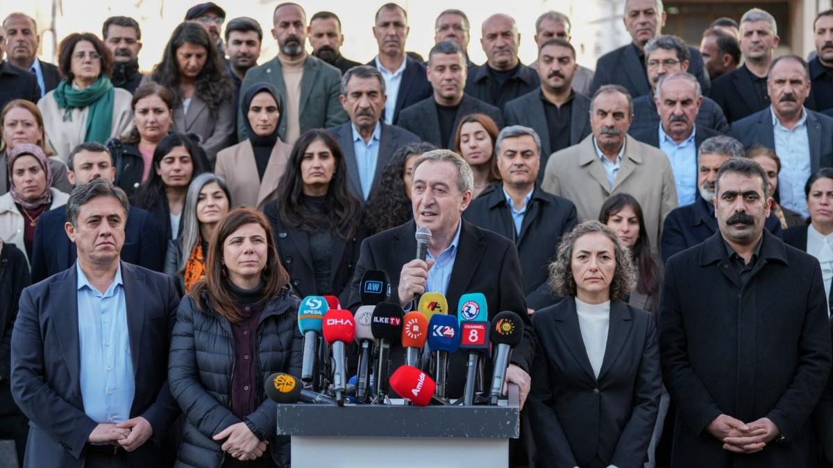 Tuncer Bakırhan’dan ‘kayyım’ çağrısı: ‘Belediyeler halkın gerçek temsilcilerine iade edilmeli’