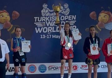 Adıyamanlılar Vakfı’ndan Dünya Kupası’nda şampiyon olan Adıyamanlı Ecrin Yaşar’a tebrik mesajı