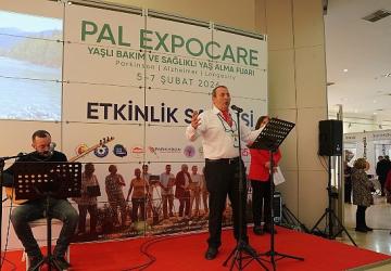 Seferihisar Belediyesi 3. Yaş Üniversitesi, PAL Expocare Fuarı'nda büyük ilgi gördü.