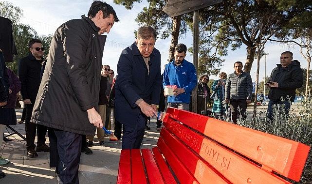 İzmir'den şiddete karşı güçlü mesaj: Kırmızı bank