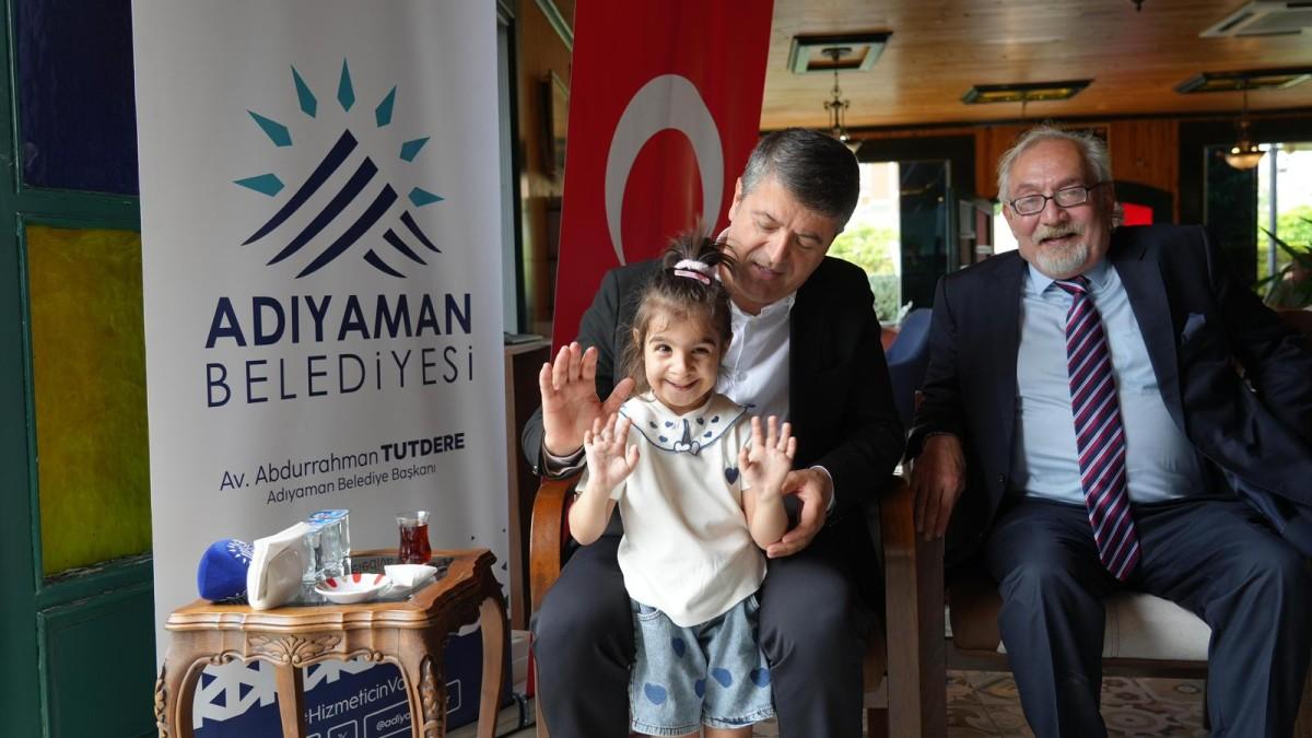 Başkan Tutdere vatandaşlarla bayramlaştı: Çocuklardan yoğun ilgi - Videolu Haber